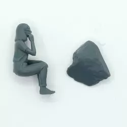 Femme assise sur un rocher au téléphone – Diorama 3D Creative – Échelle 1/43
