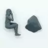 Femme assise sur un rocher au téléphone – Diorama 3D Creative – Échelle 1/43