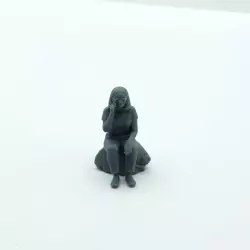 Femme assise sur un rocher au téléphone – Diorama 3D Creative – Échelle 1/43