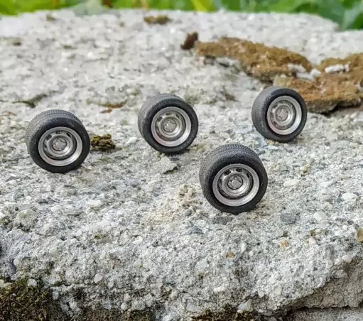 4 roues complètes - Ø13.40 mm - Ech. 1:43 - Alu et résine