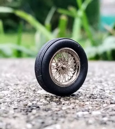 4 roues complètes à rayons Ø 14.60 mm - Laiton chromé - Ech 1:43