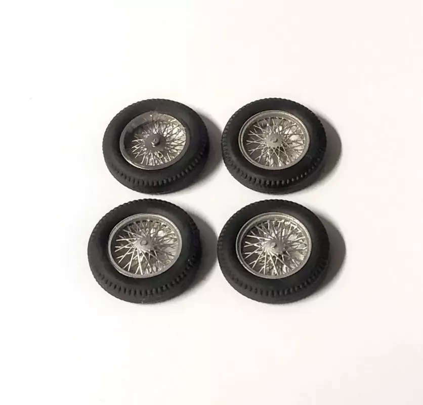 4 roues complètes à rayons Ø 18 mm - Laiton chromé et peint  - Ech 1:43